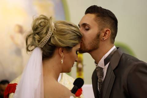 noivo beija testa da noiva'