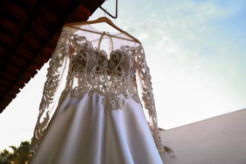 Vestido de noiva pendurado'