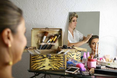 noiva arrumando o cabelo da mãe durante o making of'