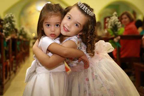 Daminhas de honra brincam no corredor da Igreja Cristo Bom Pastor em Uberaba MG, antes da cerimonia de casamento'