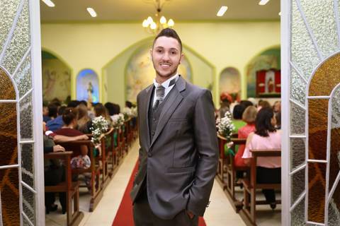 Noivo posa para fotografo no corredor da Igreja Cristo Bom Pastor em Uberaba MG, antes da cerimônia de casamento'