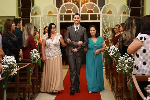 Noivo entra pelo corredor da Igreja Cristo Bom Pastor, em Uberaba MG, com sua mãe e sua avó'