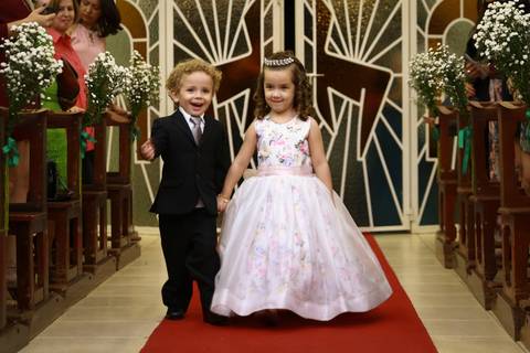 Pajem e dama de honra, entram pelo corredor da Igreja Cristo Bom Pastor, em Uberaba - MG, antes da grande entrada da noiva'