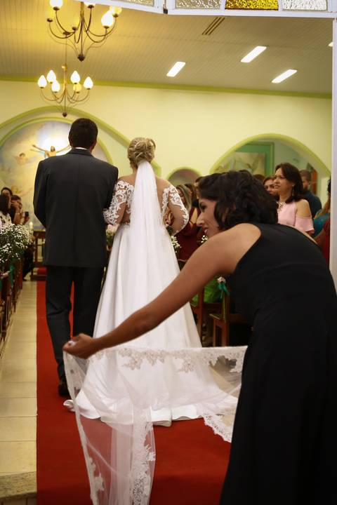 Cerimonialista conhecida de Uberaba arruma véu da noiva antes de sua grande entrada na Igreja Cristo Bom Pastor'