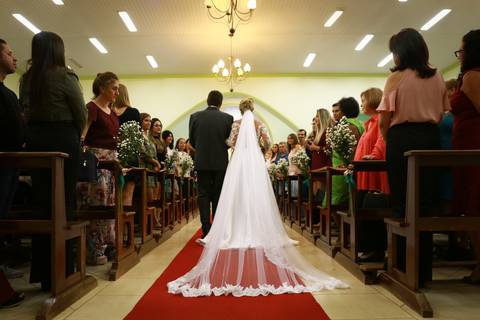 Grande entrada da noiva com seu pai pelo corredor da Igreja Cristo Bom Pastor'