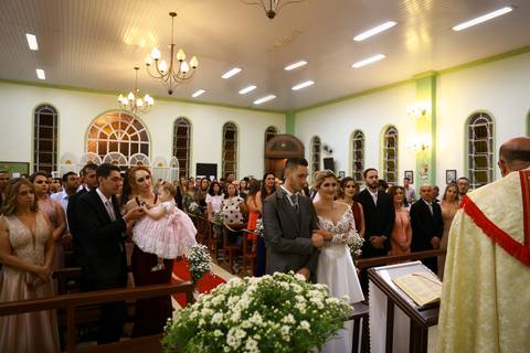 Noivos durante cerimonia realizada na Igreja Cristo Bom Pastor'