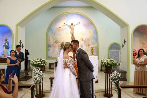 Momento tão esperado do beijo dos noivos, na Igreja Cristo Bom Pastor, Uberaba MG'