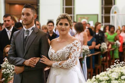 Noiva olha com carinho para sua mãe durante a celebração da cerimônia de seu casamento, na Igreja Cristo Bom Pastor, Uberaba - MG'