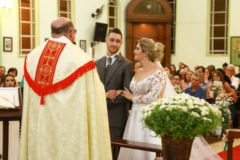 Noivos trocam olhar apaixonado durante a celebração de seu casamento, na Igreja Cristo Bom Pastor, Uberaba MG'