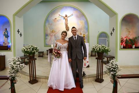 noivos posam, já casados, no altar da Igreja Cristo Bom Pastor, Uberaba - MG'