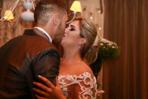 noivos trocam beijo apaixonado durante a valsa'