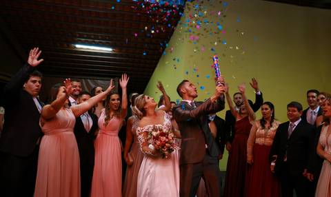 noivos abrem a pista de dança com rojão de papel picado, junto com padrinhos e madrinhas'