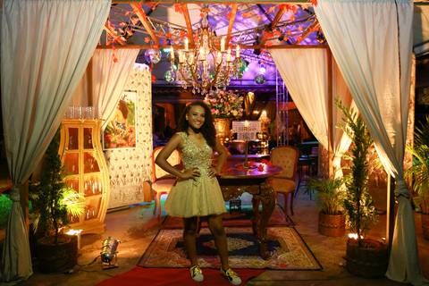  Ao fundo decoração da pista de dança iluminada'