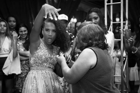 foto em preto e branco. Aniversariante vibra com anel que ganhou de presente da avó'