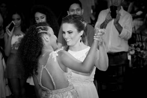 Foto preto e branco. aniversariante dança a valsa com sua mãe. Close na mãe com grande sorriso'