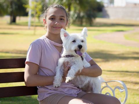 Cachorra Jade com sua dona. Descansa em seu colo!'