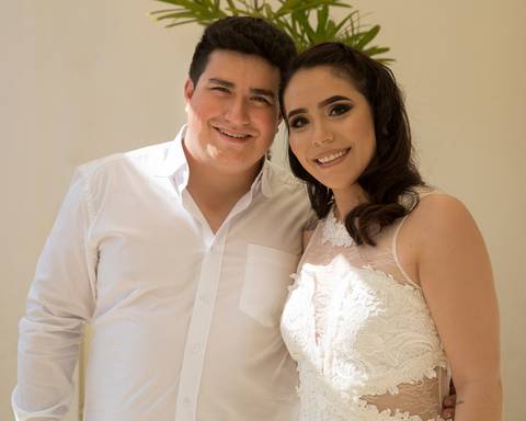 noivos posam para foto no cartório'