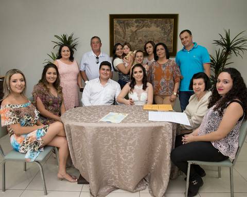 família dos noivos junta, durante cerimônia no cartório'