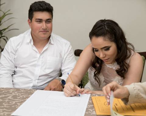 noiva assina certidão de casamento'