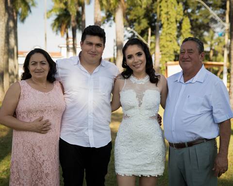 Noivos posam com pais do noivo no Parque de Exposições Fernando Costa - Uberaba - MG'