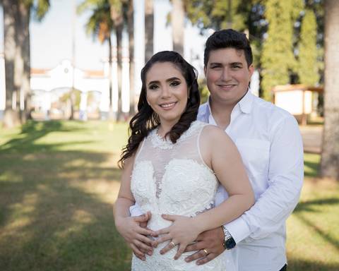 Noivo abraça noiva no Parque de Exposições Fernando Costa - Uberaba - MG. '