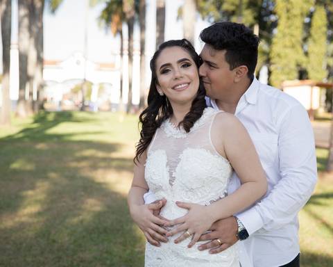 Noivo fala ao pé do ouvida da noiva no Parque de Exposições Fernando Costa - Uberaba - MG. '