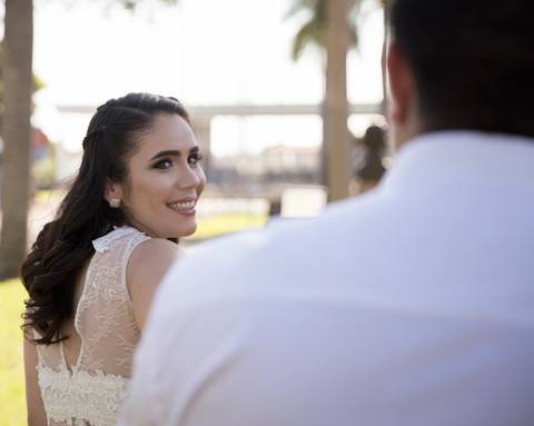 Noiva em segundo plano, olha para noivo, em primeiro plano, no Parque de Exposições Fernando Costa - Uberaba - MG.'