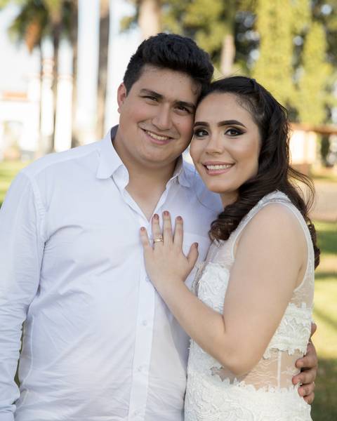 Noivos se abraçam no Parque de Exposições Fernando Costa - Uberaba - MG.'