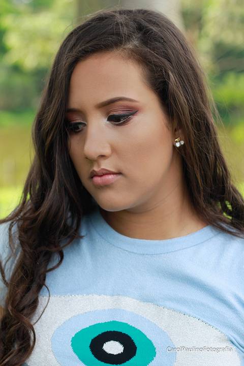 Debutante posa desinteressada'