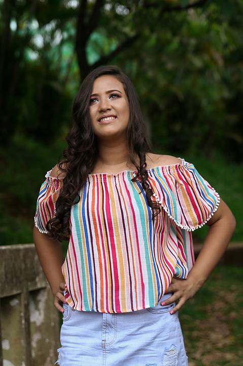 Debutante posa para foto, olhando diretamente para câmera'