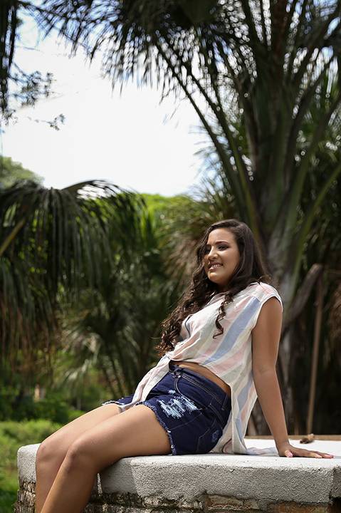 Debutante posa para foto do alto da caixa d'agua'