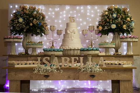 Mesa principal decorada na festa de aniversário'