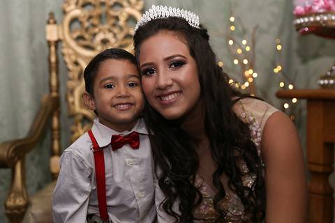 Debutante posa com irmão mais novo, para fotos oficiais da festa'