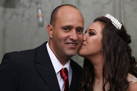 Debutante posa para fotos oficiais, com pai. e o beija no rosto'