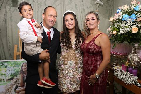 Debutante posa para fotos oficiais, com mãe, pai e irmão'