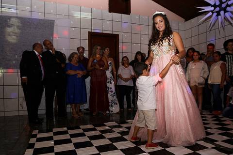 Debutante dança valsa com seu irmão menor'