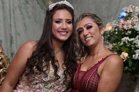 Debutante posa para fotos oficiais, com mãe, ambas sorridentes'