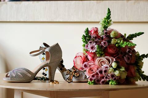 Sapato, bouquet e terço da noiva'
