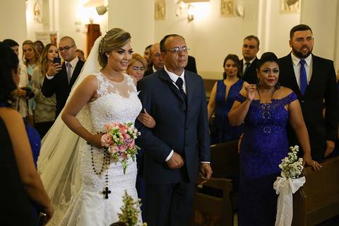 Pai da noiva e a Noiva, aguardam no corredor, para que o noivo venha receber a noiva'