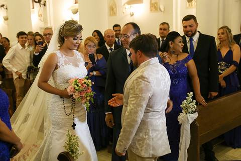 Noivo recebe a noiva, cumprimentando o pai da noiva'