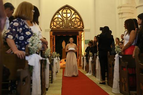 Entrada da dama de honra com as alianças'