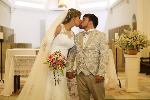 Noivos dão o beijo, após casados no altar, recebem a salva de palmas dos convidados'