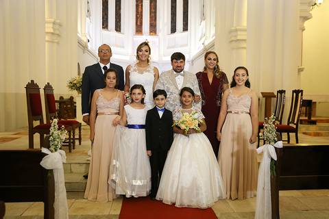 Noivos, pais da noiva, damas e pagem posam no altar para foto, após a cerimonia'