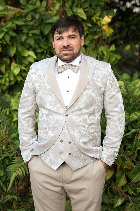 Noivo posa, pronto, antes de partir para igreja São Domingos'