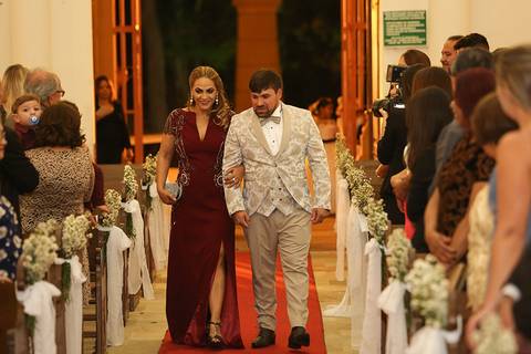 Noivo e mãe da noiva entram na igreja'