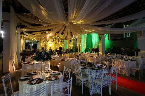 Salão, todo decorado e iluminado, antes dos convidados chegarem'