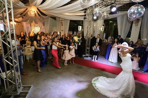 Noiva joga o bouquet para as solteiras da festa'