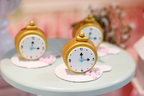 Fotos dos detalhes dos doces em forma de relógio'