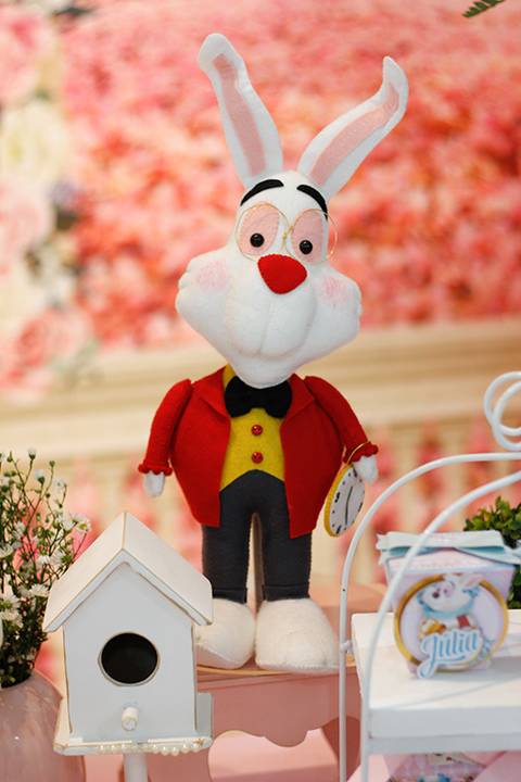 Detalhe do Coelho Branco, da Alice no País das Maravilhas, na mesa do bolo'