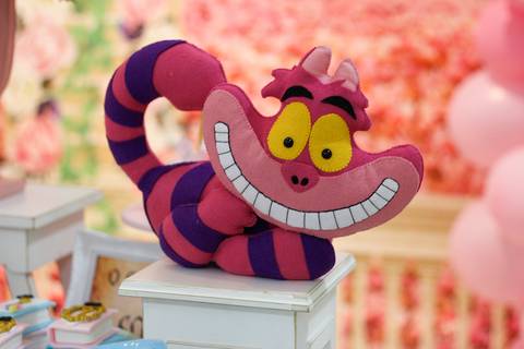 Detalhe do Gato risonho, da Alice no País das Maravilhas, na mesa do bolo'